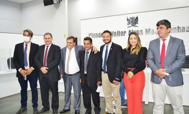 Vereadores celebram nova mesa diretora que vai comandar o Poder Legislativo da cidade de Ceres: foco na fiscalização do Executivo local