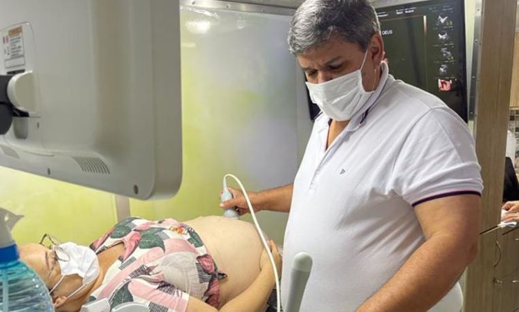 Médico George Morais realiza exame em paciente na cidade de Ceres