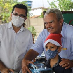 Prefeito Mário com vice-Fábio distribuem presentes ás crianças