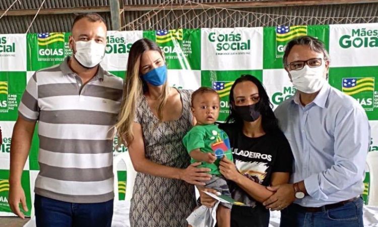 Prefeito e primeira-dama participam da entrega dos cartões na cidade