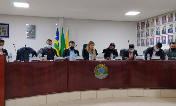 Presidente Cláudia comanda sessões com aprovação de projetos na Câmara Municipal de São Patrício