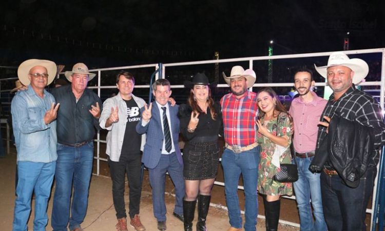 Prefeita Cássia Dourado recebe visita de convidados ilustres para comemorar aniversário