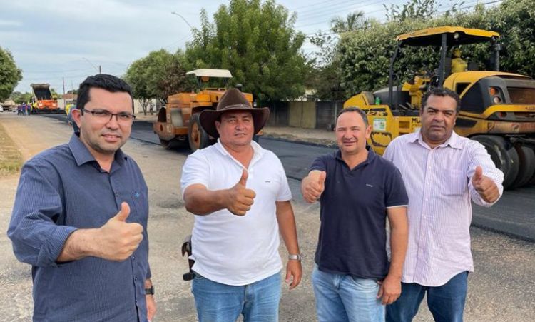 Vice-prefeito Fábio Oliveira com vereador e secretários vistoriam obras
