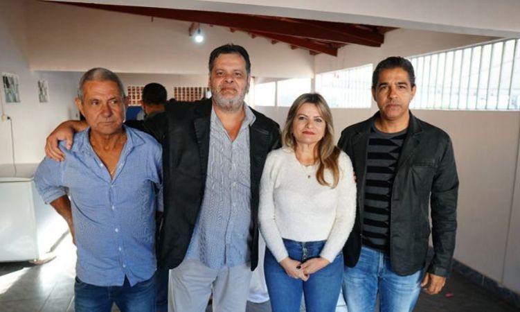 Prefeito, vice e a deputada federal Flávia Morais durante ação à saúde
