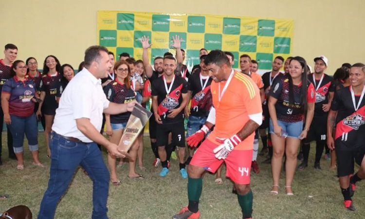 Prefeito Elieudes entrega trófeu para representante da equipe campeã