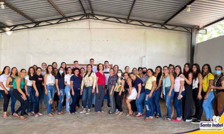 Prefeita Cássia Dourado com educadores que atuam no município: qualificação com respeito à categoria assegura ensino de qualidade e garante mobilidade social aos estudantes