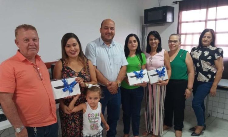 Prefeito Alex e a primeira-dama fazem a entrega de vários presentes