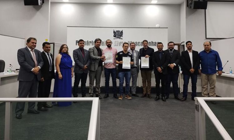 Vereadores em mais uma sessão na Câmara Municipal de Ceres: reconhecimento ao trabalho de profissionais de várias que atuam na cidade