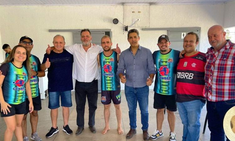 Prefeito com vice, secretários e vereadores com atletas em Crixás