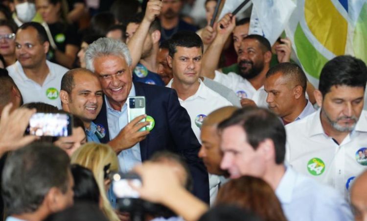 Ronaldo Caiado é recebido por uma multidão de servidores do Legislativo goiano que apoiam sua reeleição