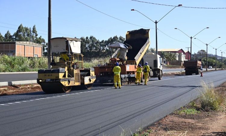 Máquinas trabalham a todo vapor para levar obras e benefícios
