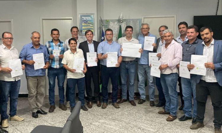 Autoridades com o prefeito Elieudes mostram cópia do projeto para construção de ponte