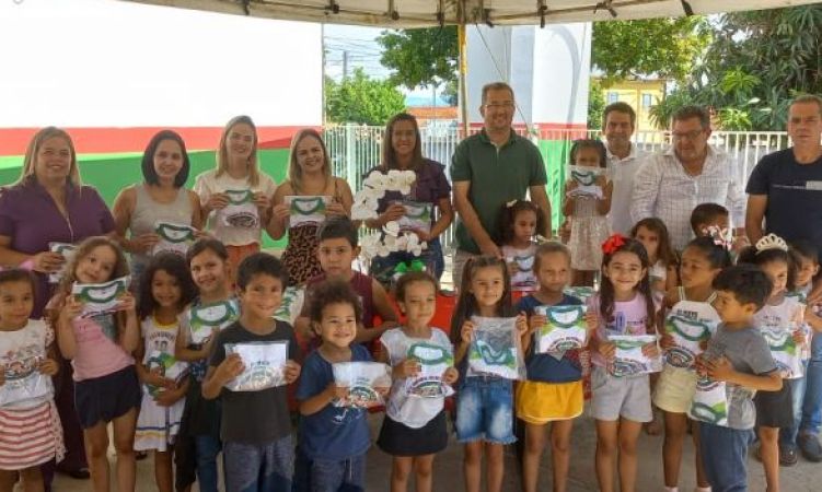 Prefeito Nei Canela e primeira-dama com crianças e educadores