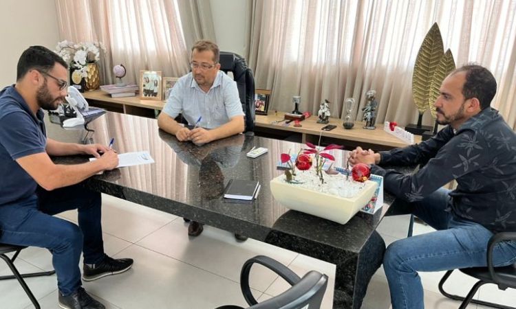 Prefeito Nei Canela assina documentos para reiniciar obras de construção de creche