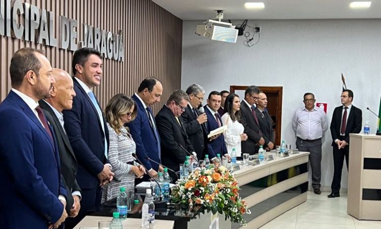 Momento solene na Câmara Municipal para entrega do título de cidadania a José Nelto