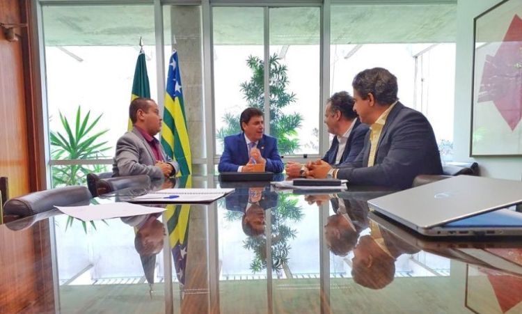 Senador Wilder Morais recebe o prefeito de Crixás, Dr. Carlos Seixo