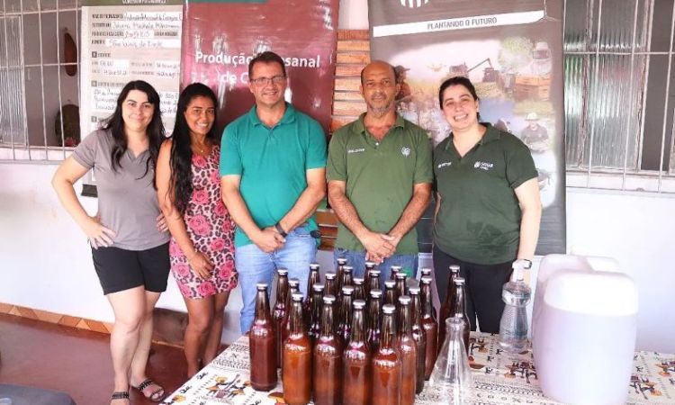 Prefeito Elieudes Morais com moradores e representantes da Faeg