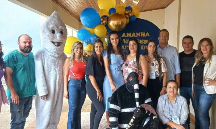 Prefeito Nei Canela, primeirad-dama Jubia e moradores que participaram da conferência
