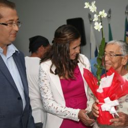 Prefeito e primeira-dama prestam homenagem à moradora de Uruana