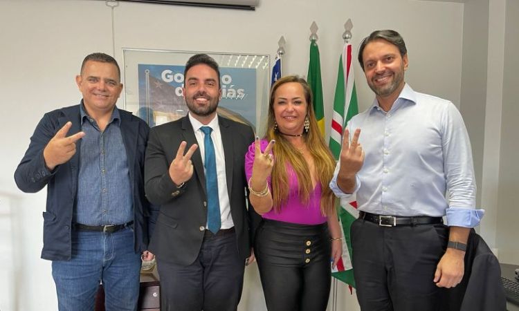 Prefeita comemora parceria com a Agehab para resolver problema de moradias