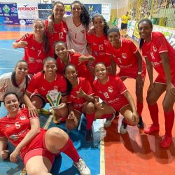Momento pós jogo, com troféu MVP