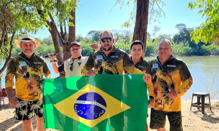 Denilson e vereador Neto Lélis com amigos