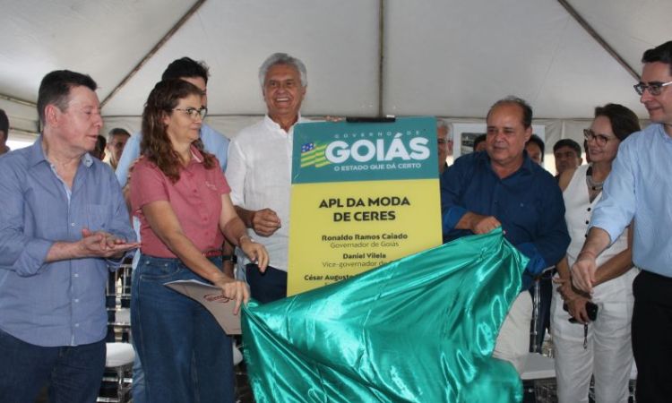 Governador Ronaldo Caiado em Ceres ao lado do deputado federal José Nelto, secretário da Retomada, César Moura e autoridades