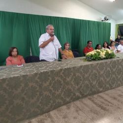 Prefeito Mário Macaco discursa durante evento para entrega de escrituras