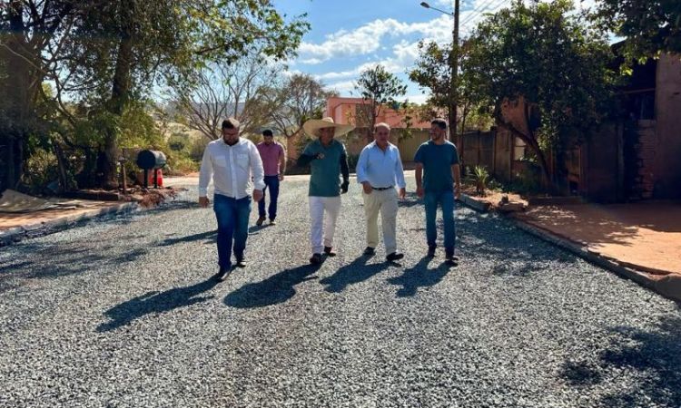 Prefeito Edmário Barbosa e vereadores vistoriam as obras